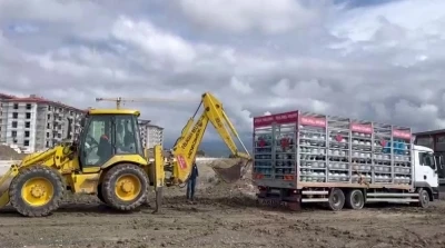 &Ccedil;amura saplanan t&uuml;p y&uuml;kl&uuml; kamyon kep&ccedil;eyle kurtarıldı

