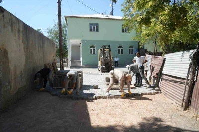 Çamurlu yol sorunu kilitli parke taşıyla çözüme kavuşuyor
