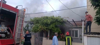 &Ccedil;an&rsquo;da alevlere teslim olan ahşap ev kullanılmaz hale geldi
