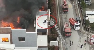 Can pazarında korku dolu anlar kameraya yansıdı... Metrelerce y&uuml;ksekte itfaiye ekiplerini b&ouml;yle bekledi

