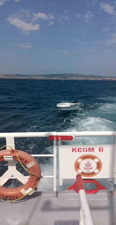 Çanakkale Boğazı’nda başıbos sürüklenen tekne yedeklenerek Lapseki Balıkçı Barınağı’na yanaştırıldı
