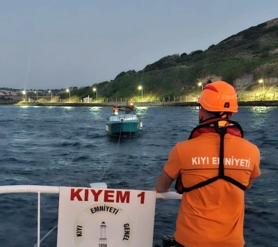 Çanakkale Boğazı’nda içinde 2 kişinin bulunduğu tekne kurtarıldı
