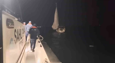 &Ccedil;anakkale Boğazı&rsquo;nda i&ccedil;inde 2 kişinin bulunduğu yelkenli tekne kurtarıldı
