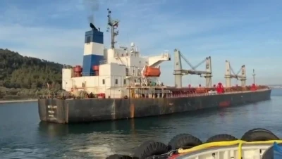 &Ccedil;anakkale Boğazı&rsquo;nda makina arızası yapan gemi karaya oturdu

