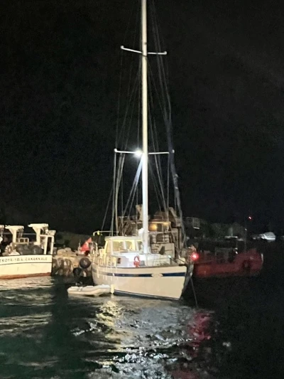 Çanakkale Boğazı’nda makine arızası yaparak sürüklenen tekne kurtarıldı
