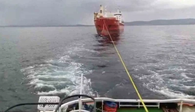 &Ccedil;anakkale Boğazı&rsquo;ndan ge&ccedil;en kuru y&uuml;k gemisi makine arızası yaptı
