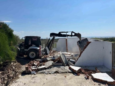 &Ccedil;anakkale&rsquo;de 15 ka&ccedil;ak yapı yıkıldı
