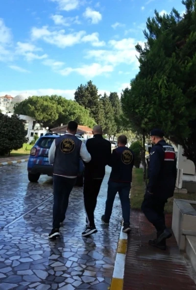 &Ccedil;anakkale&rsquo;de 15 yıl hapis cezası ile aranan şahıs saklandığı evde yakalandı
