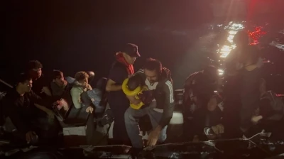 Çanakkale’de 25 kaçak göçmen ile 1 göçmen kaçakçısı yakalandı
