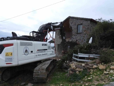 &Ccedil;anakkale&rsquo;de 31 ka&ccedil;ak yapı yıkıldı
