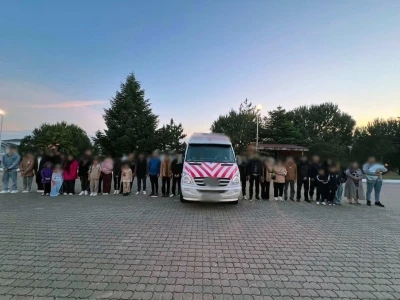 &Ccedil;anakkale&rsquo;de 33 ka&ccedil;ak g&ouml;&ccedil;men ile 2 organizat&ouml;r yakalandı

