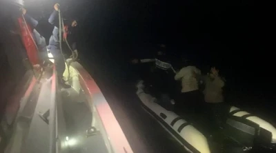 &Ccedil;anakkale&rsquo;de arızalanan lastik botla s&uuml;r&uuml;klenen 8 ka&ccedil;ak g&ouml;&ccedil;men kurtarıldı
