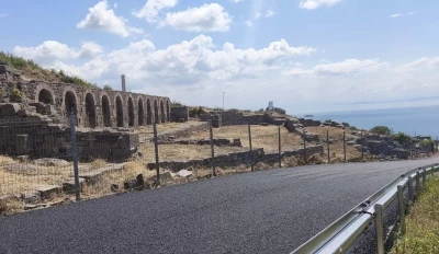&Ccedil;anakkale&rsquo;de Assos Antik Liman Yolu&rsquo;nda sıcak asfalt d&ouml;kme &ccedil;alışmaları başladı

