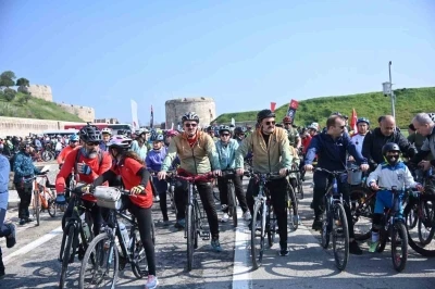 &Ccedil;anakkale&rsquo;de bin 50 bisikletli şehitlere saygı i&ccedil;in pedal &ccedil;evirdi
