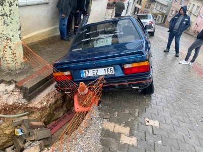 Çanakkale’de çöken yol otomobilleri yuttu
