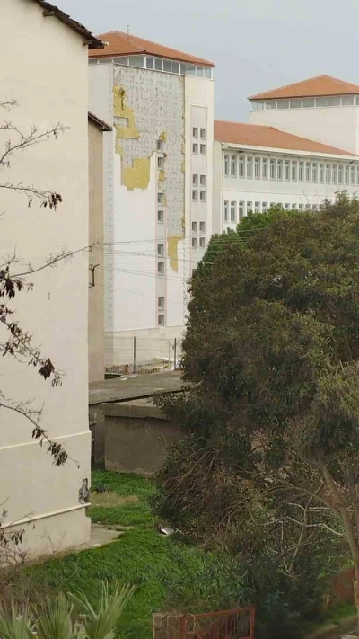 &Ccedil;anakkale&rsquo;de fırtına ağa&ccedil;ları devirdi
