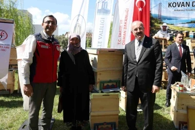 &Ccedil;anakkale&rsquo;de ge&ccedil;en yıl orman yangınlarından etkilenen 39 &uuml;reticiye 2 bin kovan dağıtıldı
