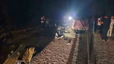 Çanakkale’de iki araç kafa kafaya çarpıştı: 6 ölü
