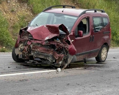 &Ccedil;anakkale&rsquo;de iki otomobil &ccedil;arpıştı: 4 kişi yaralandı
