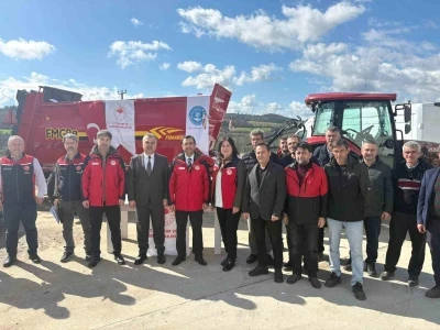 &Ccedil;anakkale&rsquo;de katı g&uuml;bre dağıtma makinaları işletmelere teslim edildi
