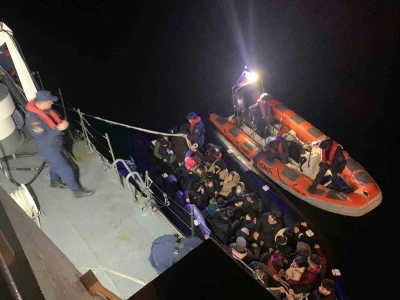 &Ccedil;anakkale&rsquo;de mobil radarın tespit ettiği 31 ka&ccedil;ak g&ouml;&ccedil;men ve 1 g&ouml;&ccedil;men ka&ccedil;ak&ccedil;ı yakalandı
