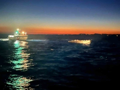 &Ccedil;anakkale&rsquo;de motoru arızalanan lastik botla s&uuml;r&uuml;klenen 30 ka&ccedil;ak g&ouml;&ccedil;men kurtarıldı
