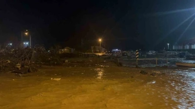 &Ccedil;anakkale&rsquo;de sağanak yağış nedeniyle Kepez &Ccedil;ayı taştı, sahil yolu trafiğe kapatıldı
