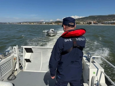 &Ccedil;anakkale&rsquo;de s&uuml;r&uuml;klenen bottaki 3 kişi kurtarıldı

