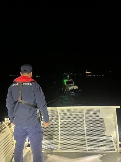 &Ccedil;anakkale&rsquo;de s&uuml;r&uuml;klenen teknedeki 3 kişi kurtarıldı
