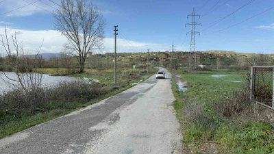 &Ccedil;anakkale&rsquo;de taşkın nedeniyle kapanan k&ouml;y yolu ulaşıma a&ccedil;ıldı
