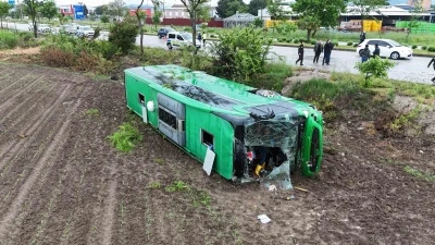 &Ccedil;anakkale&rsquo;de tur otob&uuml;s&uuml; devrildi: 46 yaralı
