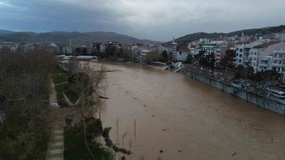 &Ccedil;anakkale&rsquo;de yağmur nedeniyle taşan Kocabaş &Ccedil;ayı dron ile g&ouml;r&uuml;nt&uuml;lendi
