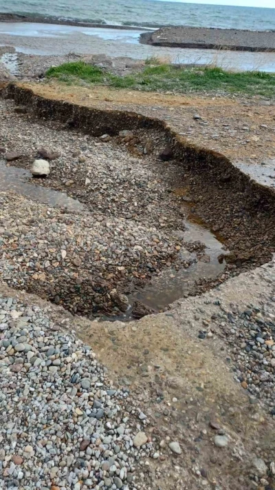 Çanakkale’de yaşanan sağanak yağış nedeniyle Kadırga Koyu sahil yolu kapandı

