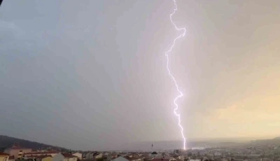 &Ccedil;anakkale&rsquo;de yıldırım yangın &ccedil;ıkardı
