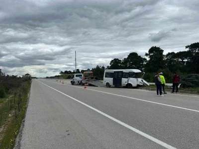 &Ccedil;anakkale&rsquo;de yoldan &ccedil;ıkan minib&uuml;s ref&uuml;je &ccedil;ıktı; 2 kişi yaralandı
