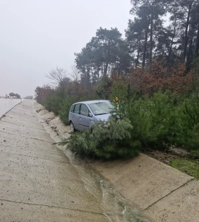 &Ccedil;anakkale&rsquo;de yoldan &ccedil;ıkan otomobil ağaca &ccedil;arptı; 2 kişi yaralandı
