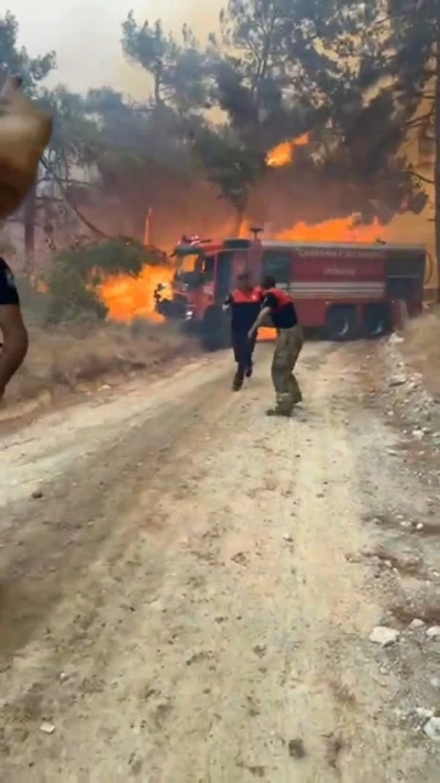 Çanakkale’deki orman yangınında bir itfaiye aracı yandı, itfaiye erleri canını zor kurtardı
