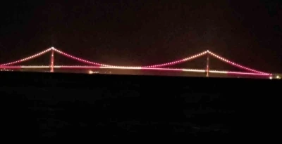 &Ccedil;anakkale K&ouml;pr&uuml;s&uuml; sarı kırmızılı renklerle aydınlatıldı
