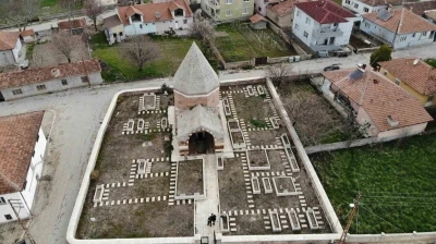 &Ccedil;andır&rsquo;daki 5 asırlık t&uuml;rbe tarihe ışık tutuyor

