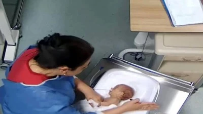 Cani hemşire 5 g&uuml;nl&uuml;k bebeği darp etmişti! T&uuml;rkiye'yi ayağa kaldıran olayda yeni gelişme