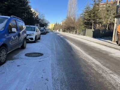 &Ccedil;ankaya&rsquo;da yollar buz pistine d&ouml;nd&uuml;
