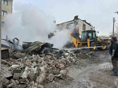 Çankırı’da çıkan yangında 4 yapı ve 1 araç zarar gördü
