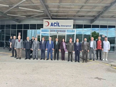 &Ccedil;ankırı&rsquo;da protokol &uuml;yeleri, bayramda &ccedil;alışan kurum personelleriyle bayramlaştı
