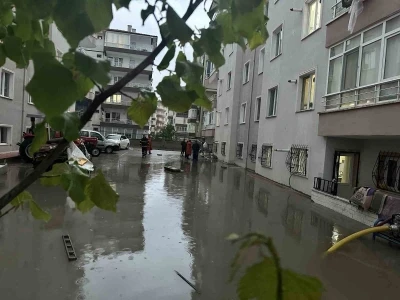 &Ccedil;ankırı&rsquo;da yollar g&ouml;le d&ouml;nd&uuml;, ev ve iş yerlerini su bastı
