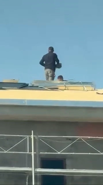 Canlarını hiçe sayarak çatıda önlem almadan çalıştılar
