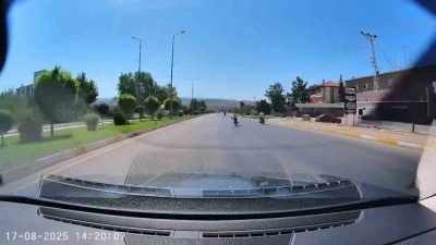 Canlarını hiçe saydılar, motosikletlerin üzerine yatarak yarıştılar
