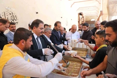 Canpolat vatandaşlarla aşure bereketini paylaştı
