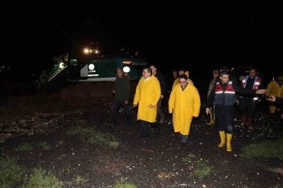 Canpolat ve Kaymakam Şahin&rsquo;den gece sağanak mesaisi
