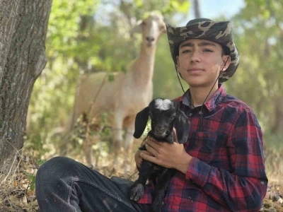 Çantasında taşıdığı oğlağı ile gönülleri ısıtmıştı, şimdi oğlağına isim arıyor
