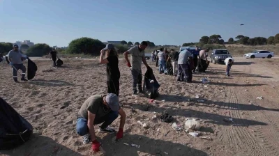 Çardaklar yıkılıp halka açılmıştı, çöpten geçilmeyen sahile temizlik operasyonu
